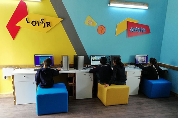 Enfants utilisant des ordinateurs dans la nouvelle Maison numérique en Tunisie