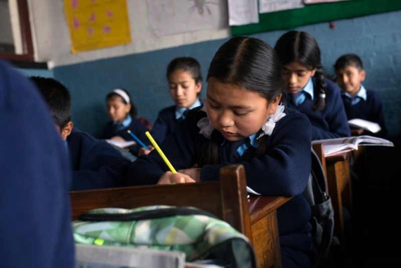 Une fille au Népal reçoit une éducation