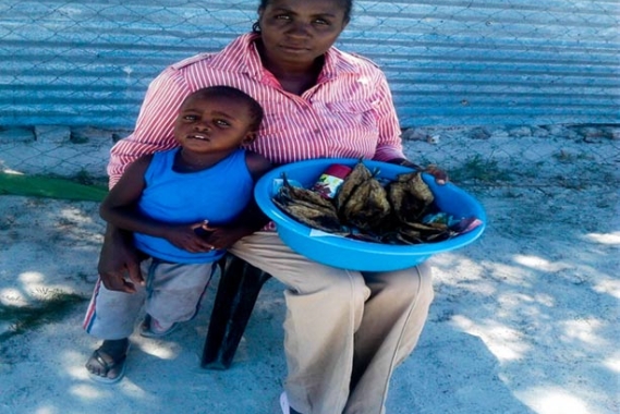 Mère avec enfant dans le programme de renforcement de la famille SOS à Ondangwa, Namibie