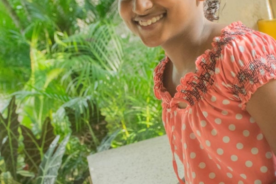 Jeune fille souriante au Sri Lanka