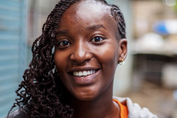 Sandra au Kenya travaillant pour DHL