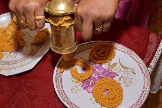 Making Chakli
