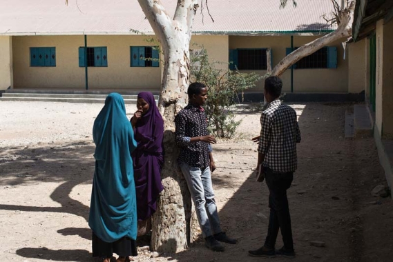 Élèves devant l'école reconstruite à Hargeisa, Somaliland