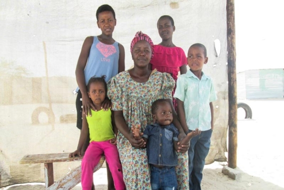 Veuve avec ses six enfants à Ondangwa, Namibie