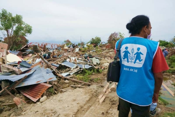 Le personnel de SOS enquête sur les dégâts causés par le tremblement de terre et le tsunami en Indonésie