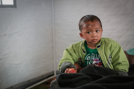 Garçon dans un camp de secours après le tremblement de terre au Népal