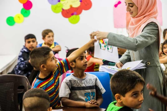 Syrian refugee children with Jordanian children in classroom