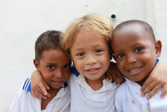 Trois jeunes garçons à leur jardin d'enfants