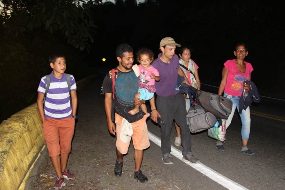 Famille de réfugiés vénézuéliens marchant, Colombie
