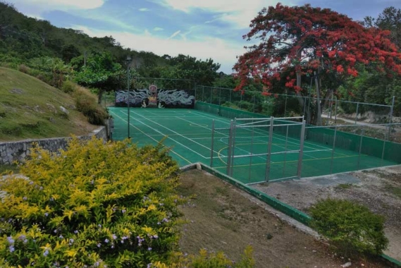 Terrain polyvalent remis à neuf au village d'enfants SOS Barrett Town en Jamaïque