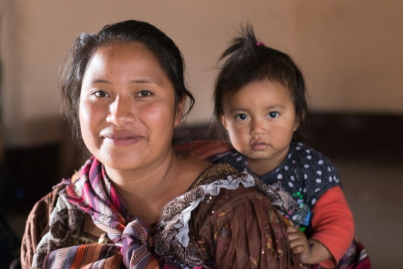 Femme portant son bébé, Guatemala