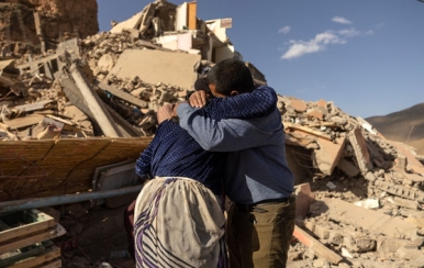 Maroc-tremblement de terre_couple-embracing_600