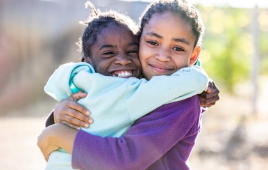 SOS Villages d'Enfants Namibie, deux sœurs s'enlaçant.