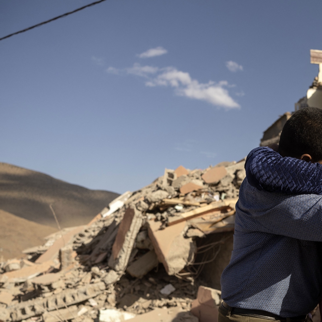 Morocco-earthquake_couple-embracing_carousel