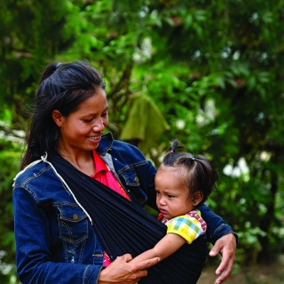Mère tenant un jeune enfant, Laos.