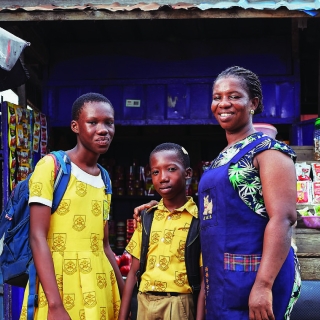 Mère et ses deux enfants devant leur boutique