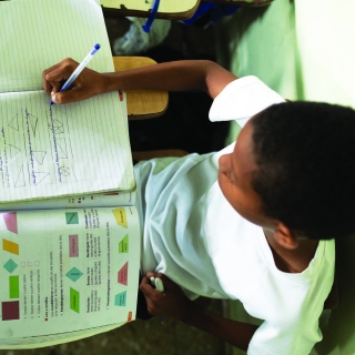 jeune garçon faisant ses devoirs