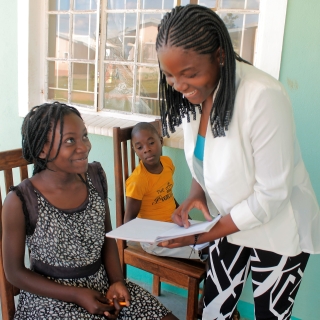 SOS Villages d'Enfants Mozambique, des enfants reçoivent des cours de mathématiques.