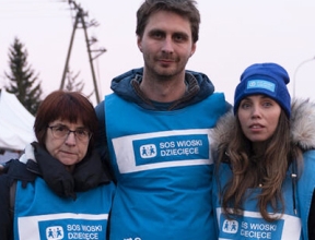 Le personnel d'urgence ukrainien sur le terrain aide les enfants