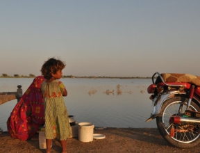 Pakistan_Flood_girl_600