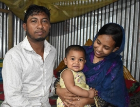 Bangladesh-ER-Khulna-Churab-Ali-avec-femme-et-fille-dans-la-nouvelle-maison-qu'ils-construisent