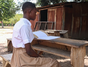 Togo-Atakpame-Adjoua-en-uniforme-scolaire-lecture_600