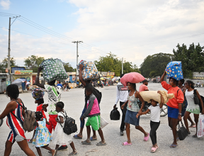 Des gens fuient la violence des gangs dans le quartier de Pétion-Ville à Port-au-Prince