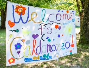Bannière de bienvenue faite à la main au Camp Caldonazzo.