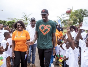 Pascal Siakam en visite au village d'enfants SOS de Douala.