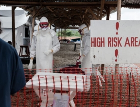 Médecin dans un centre de traitement Ebola à haut risque