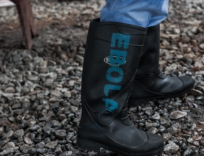 Bottes en caoutchouc avec Ebola écrit sur les côtés