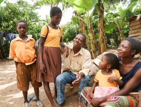 Awini, Christie* et la famille passent du temps ensemble