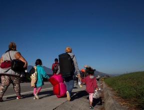 Une famille migrante marchant au Mexique.