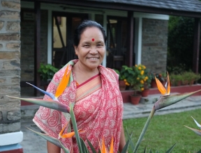 Chandra devant sa maison SOS.