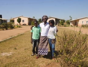 Rabia et Senito avec leur mère SOS.