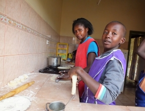 Rodah et ses enfants SOS cuisinant dans la cuisine.