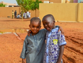 Deux garçons SOS posant au Soudan.
