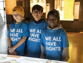 Enfants au Musée des droits de la personne à Winnipeg.
