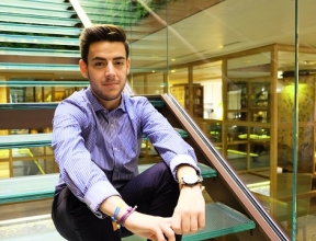 Javier dans les escaliers de l'école.