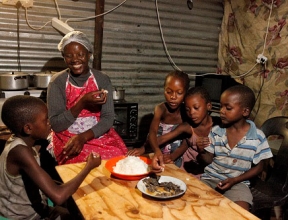 Mère et enfants faisant partie du programme de renforcement de la famille à Ondangwa, Namibie