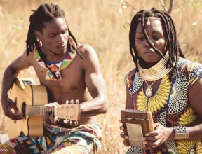 Ncube britannique et sa femme. Les deux sont le duo musical de Stango et Nongoma.