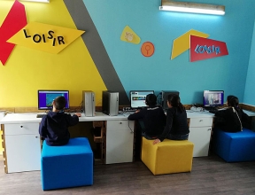 Enfants utilisant des ordinateurs dans la nouvelle Maison numérique en Tunisie