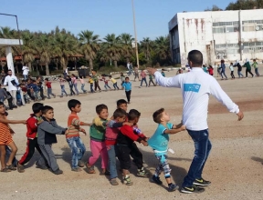 Enfants dans une ligne de conga à Damas, Syrie