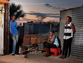 Jeune mère avec frères et sœurs à la maison à Ondangwa, Namibie.