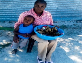 Mère avec enfant dans le programme de renforcement de la famille SOS à Ondangwa, Namibie