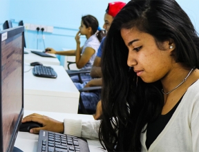 Fille à l'ordinateur dans le laboratoire informatique SOS