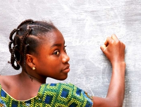Fille écrivant sur tableau noir au Niger