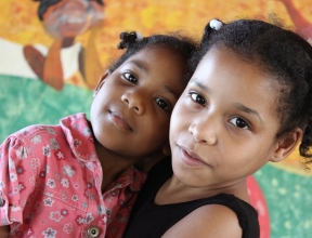 Filles s'embrassant à SOS République dominicaine
