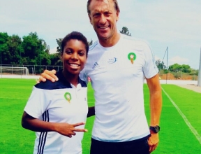 Hasnaa avec l'entraîneur de l'équipe nationale marocaine masculine de football Hervé Renard