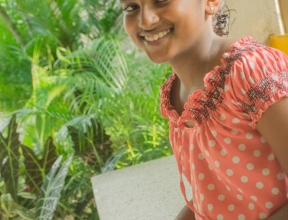 Jeune fille souriante au Sri Lanka